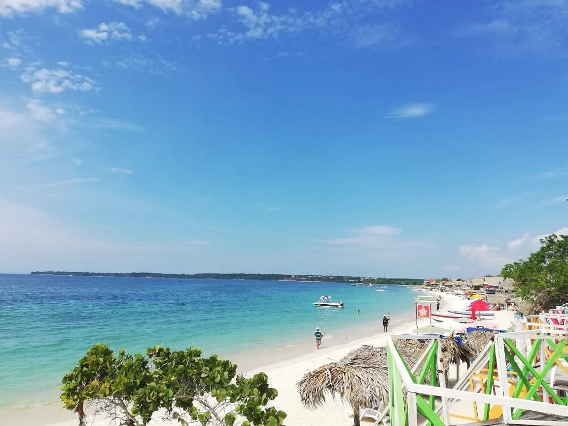 Arena blanca y palmeras de Playa Blanca en Barú