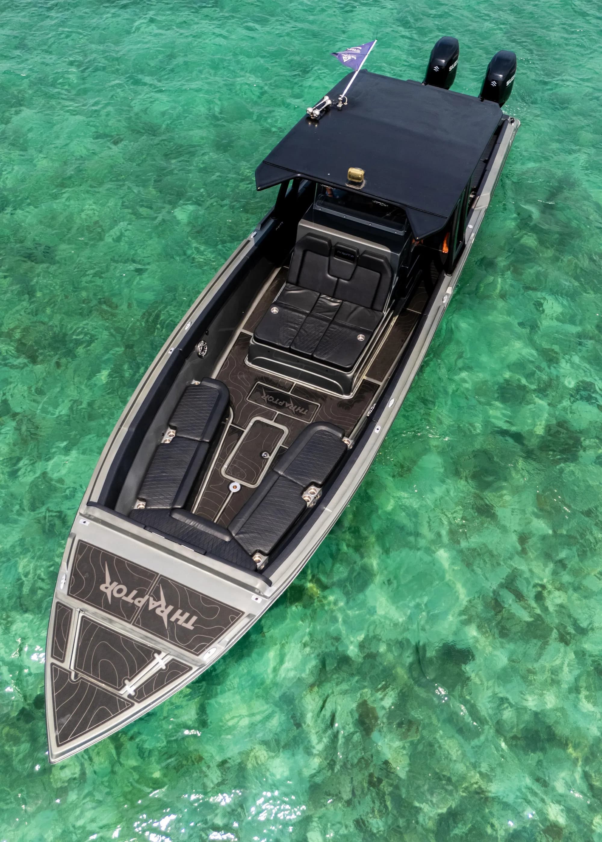 Lancha LUXURY 42FT con cojinería premium en Cartagena - bote de lujo para 18 personas