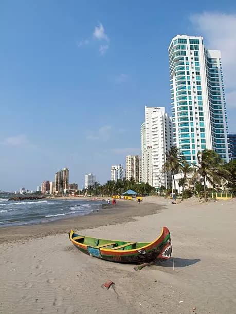 Vista de un catamarán navegando frente a las playas de Barú